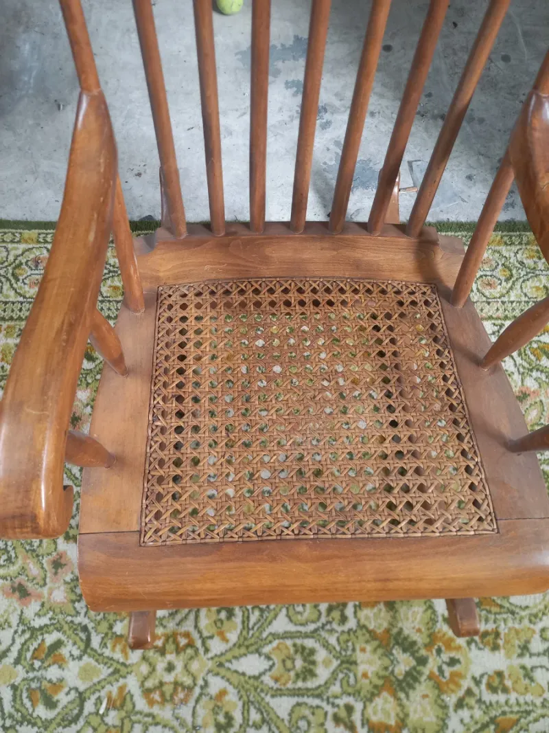 Mecedora clásica de madera con asiento de ratán — imagen 3