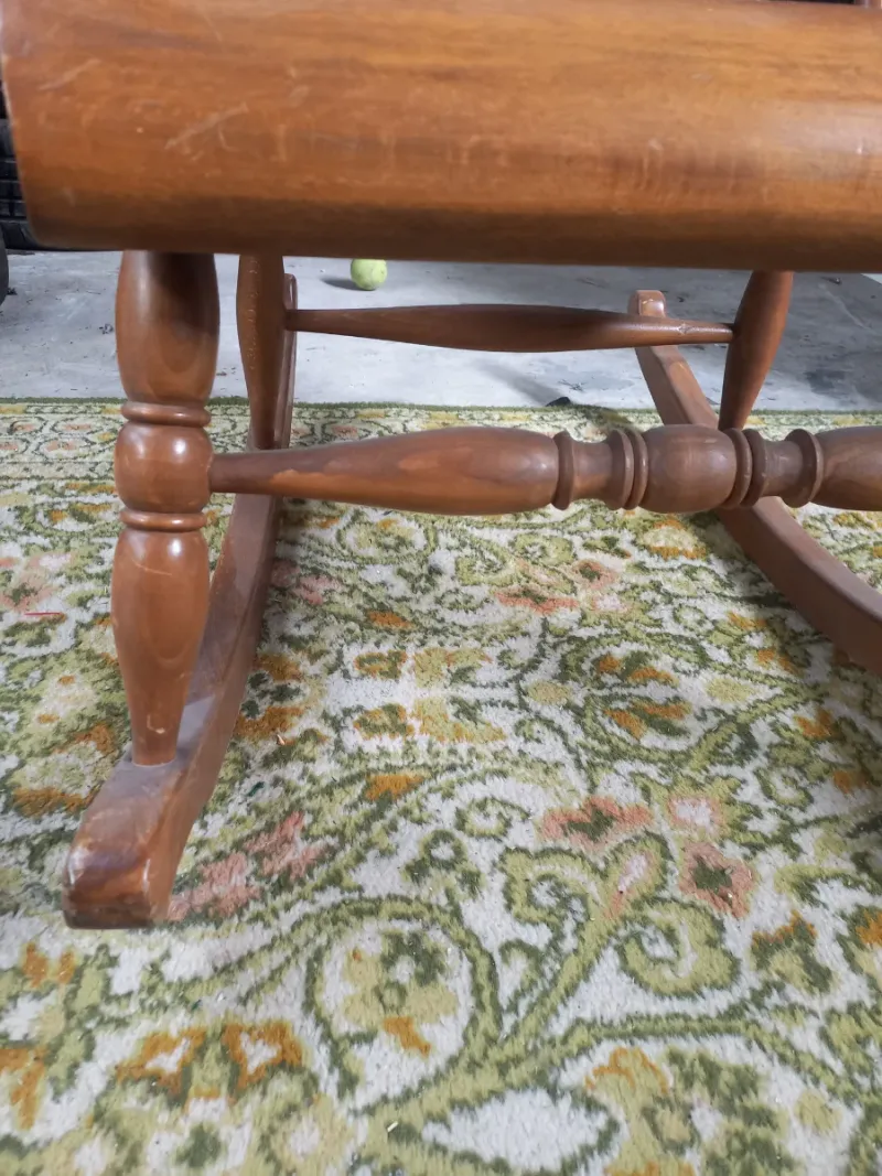 Mecedora clásica de madera con asiento de ratán — imagen 4