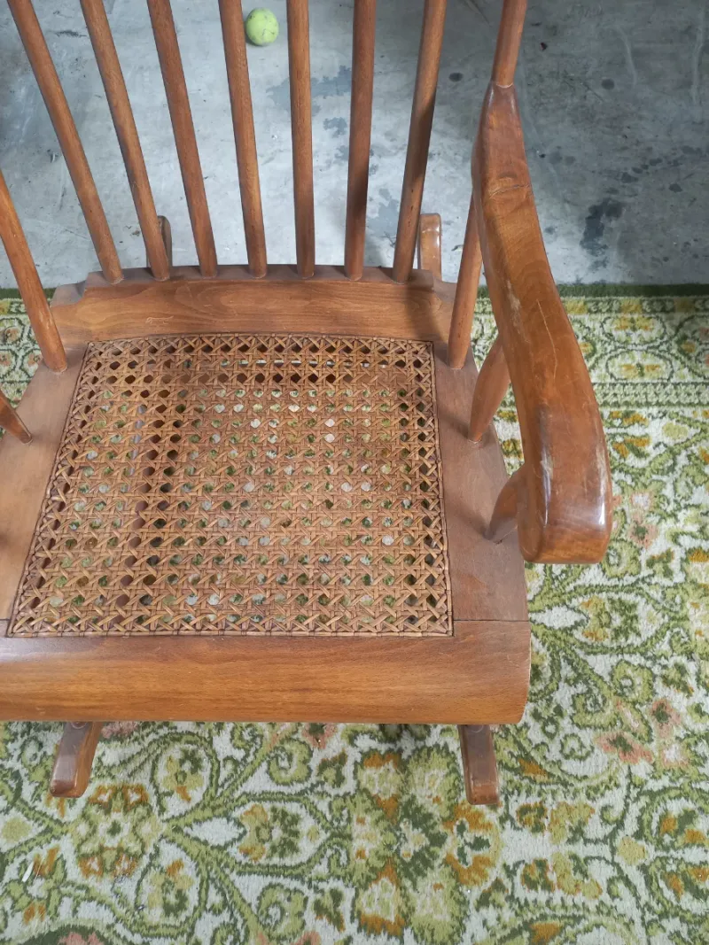 Mecedora clásica de madera con asiento de ratán — imagen 5