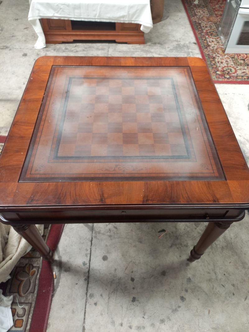 Mesa de juego antigua con tapete incluido