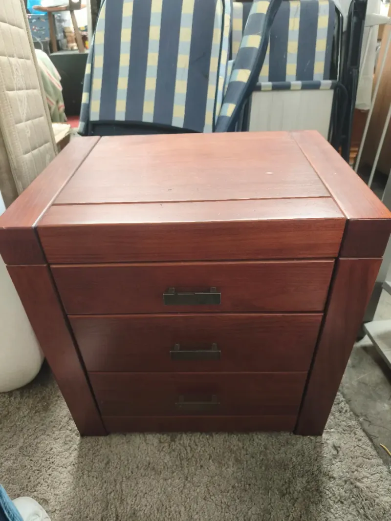 Mesita auxiliar de madera oscura con tres cajones