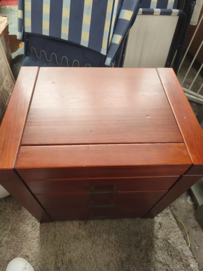 Mesita auxiliar de madera oscura con tres cajones — imagen 2