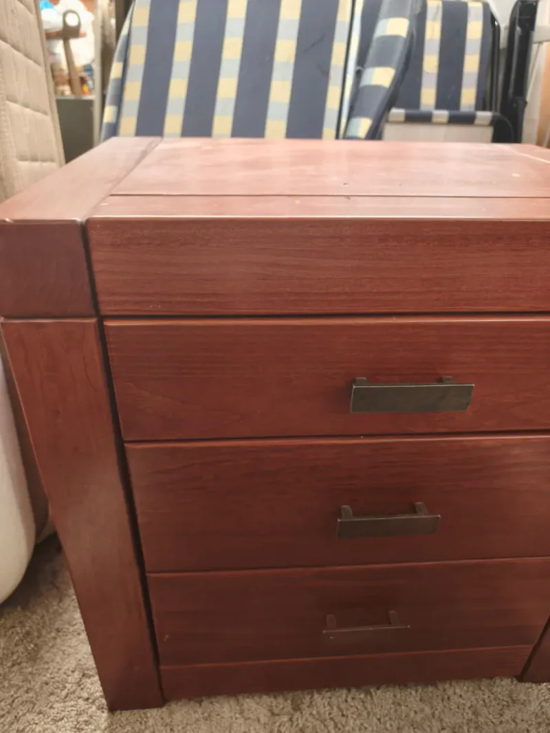 Mesita auxiliar de madera oscura con tres cajones — imagen 4