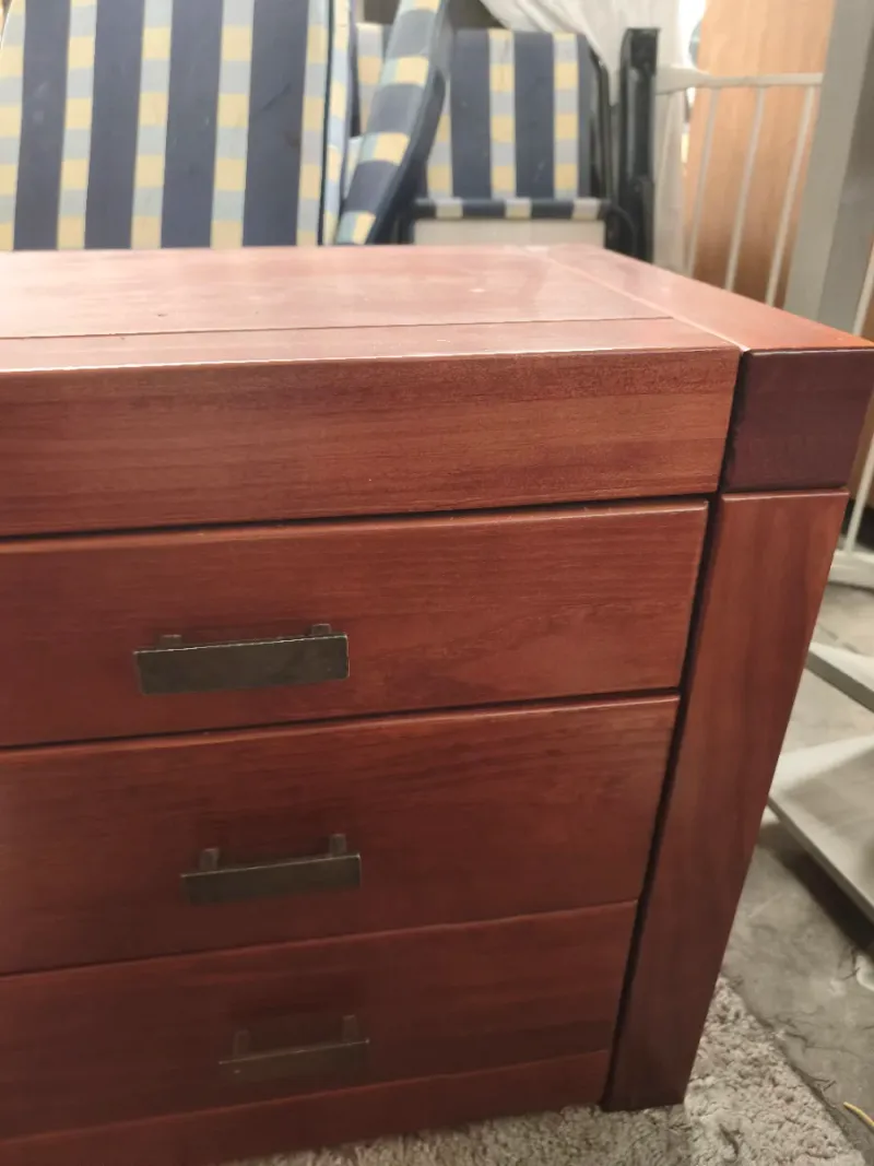 Mesita auxiliar de madera oscura con tres cajones — imagen 5