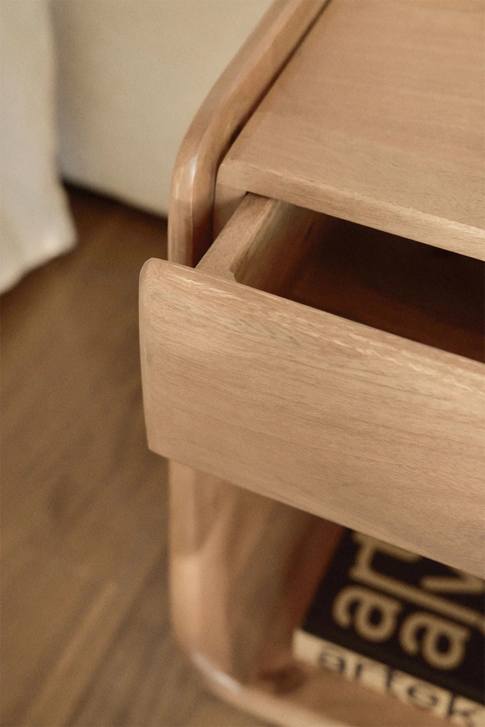 Mesita de noche SKLUM con cajón en madera como nuevo. — imagen 3