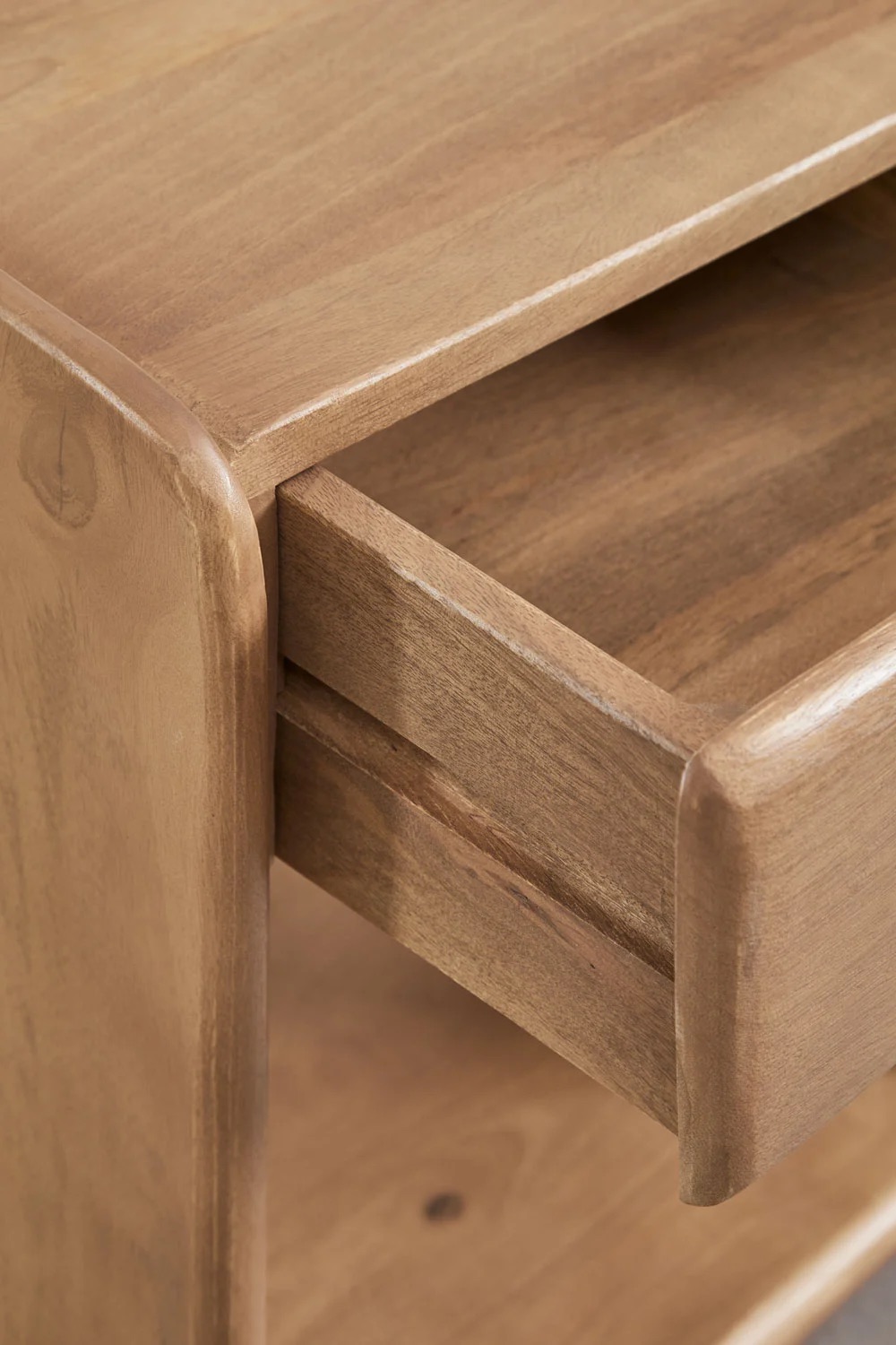 Mesita de noche SKLUM con cajón en madera como nuevo. — imagen 4