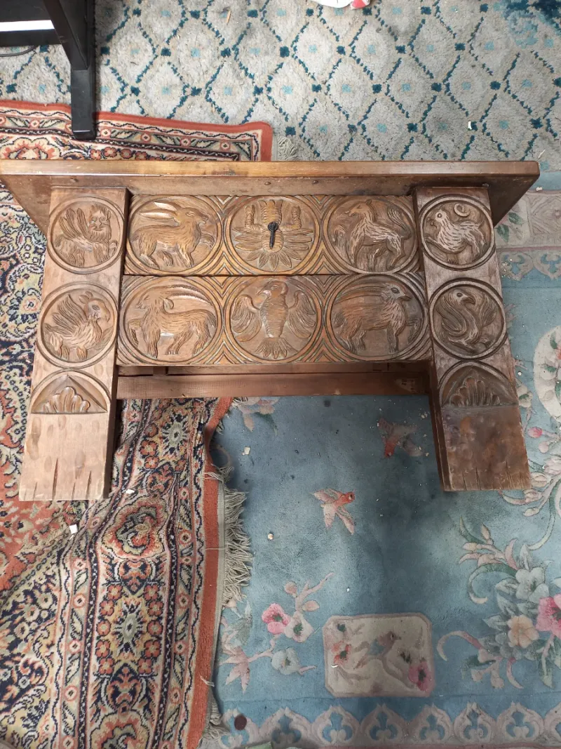 Mueble antiguo de madera con talla artesanal