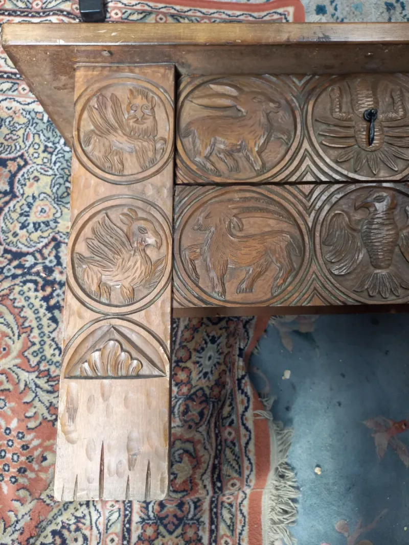 Mueble antiguo de madera con talla artesanal — imagen 2
