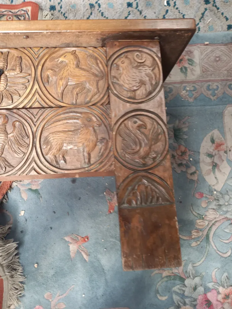 Mueble antiguo de madera con talla artesanal — imagen 3