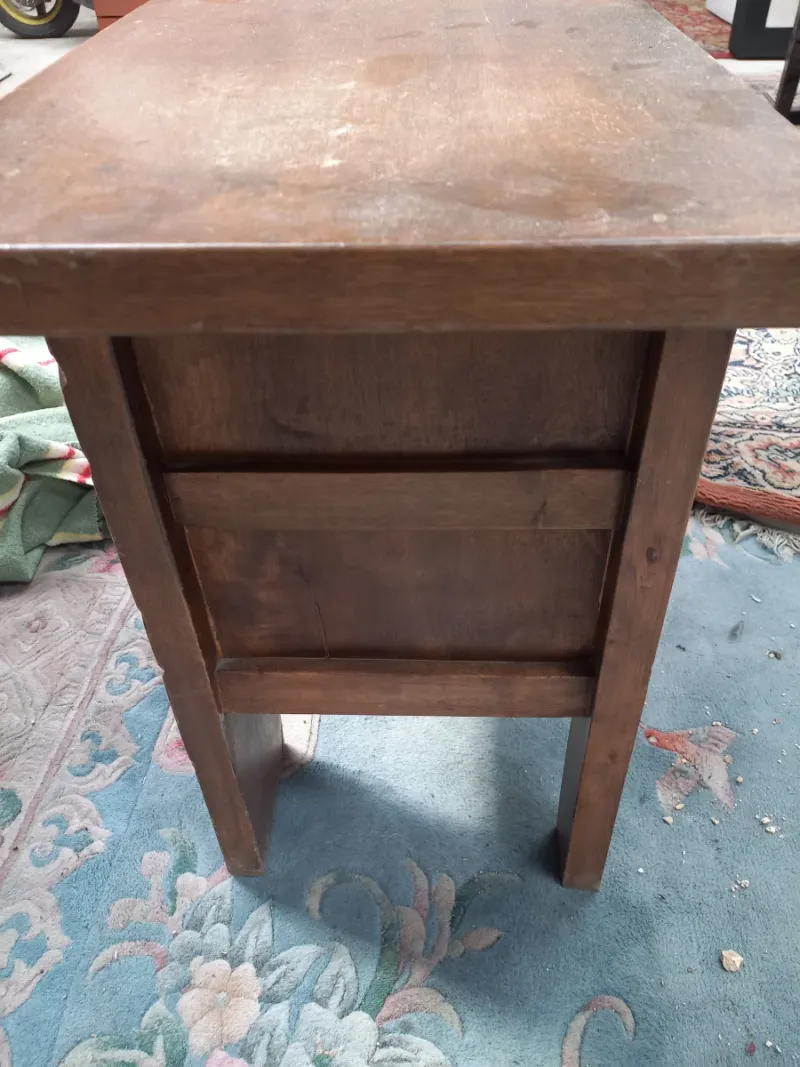 Mueble antiguo de madera con talla artesanal — imagen 4