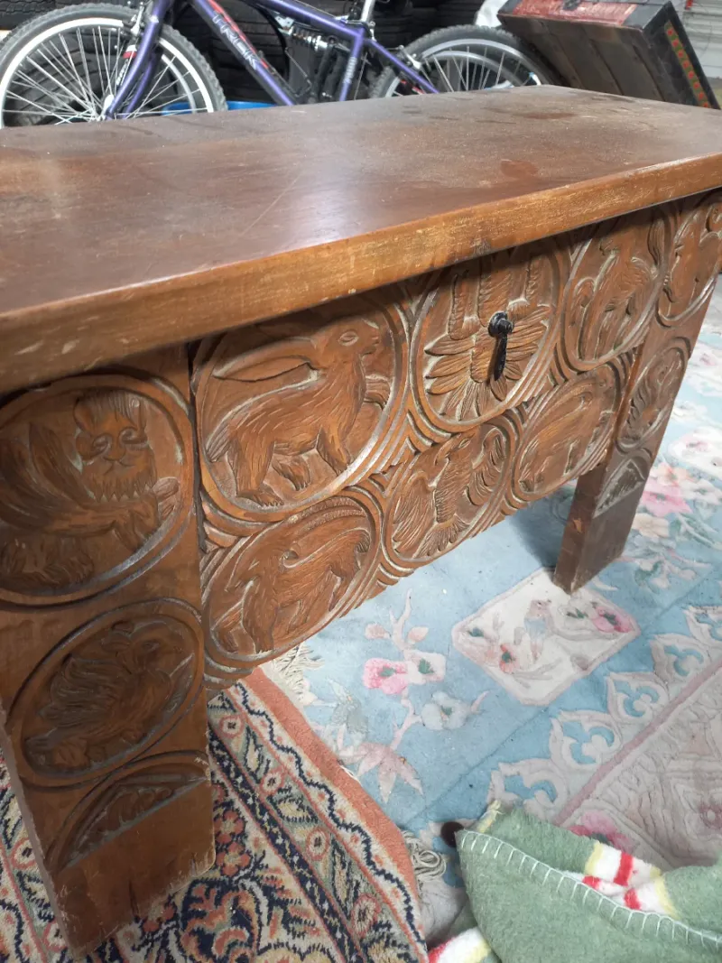 Mueble antiguo de madera con talla artesanal — imagen 8