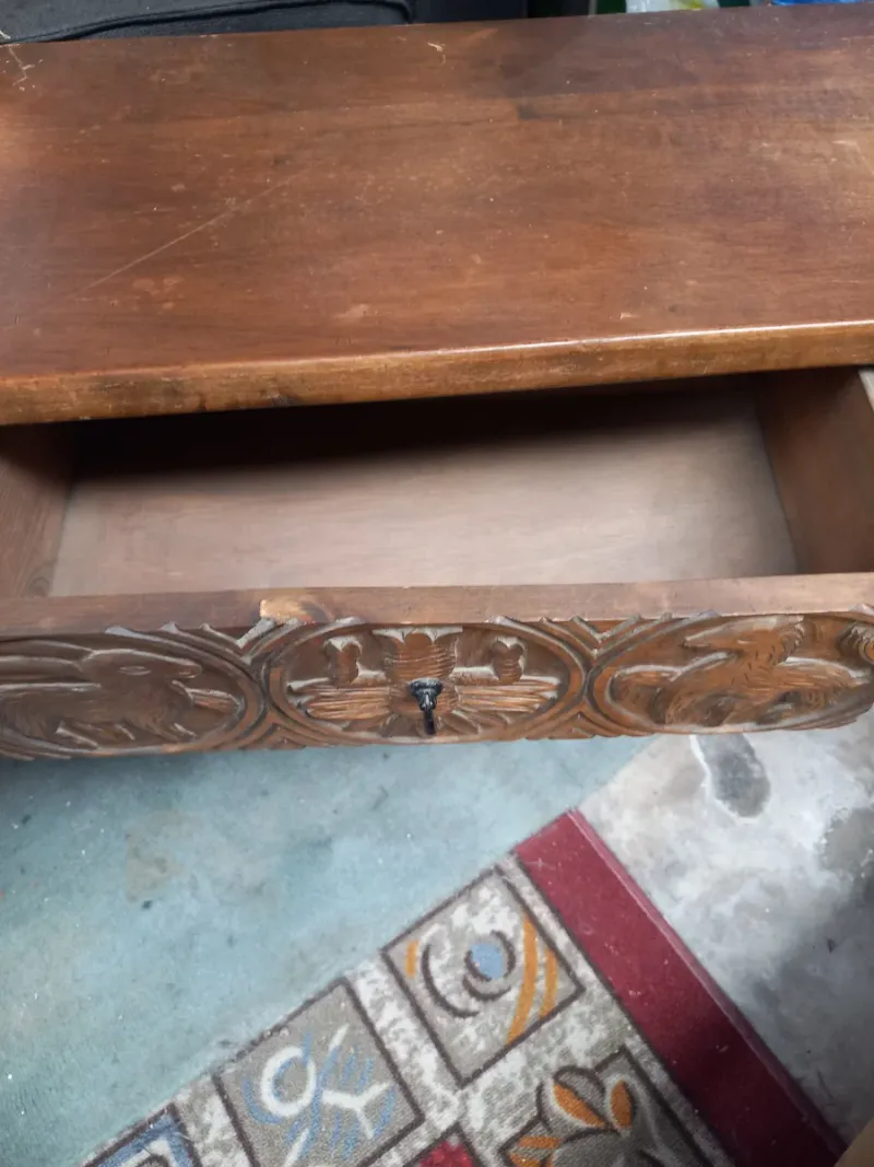 Mueble antiguo de madera con talla artesanal — imagen 9