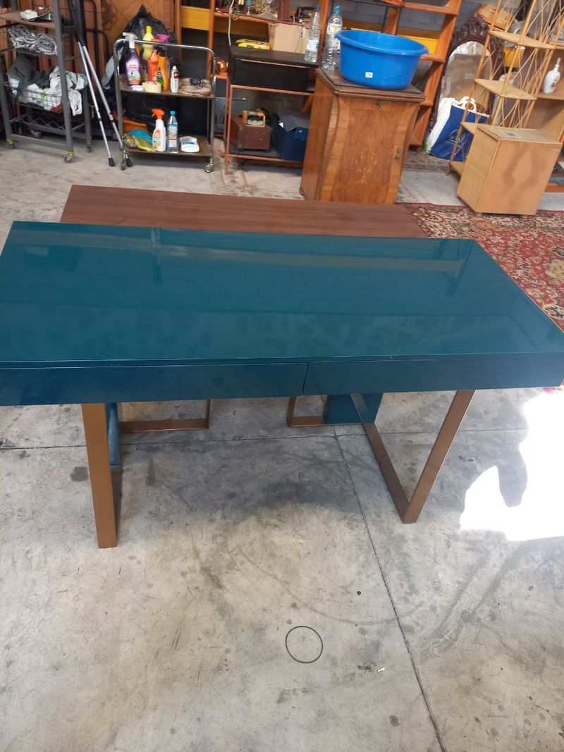 Mueble de diseño en color azul