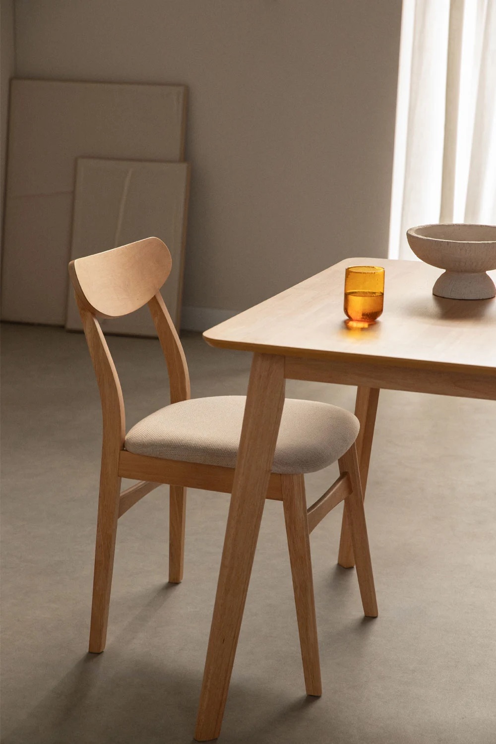 Silla de comedor SKLUM tapizada en tela y en madera como nueva.
