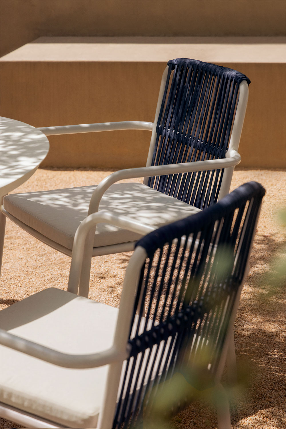 Silla de jardín SKLUM apilable con reposabrazos en aluminio como nueva.