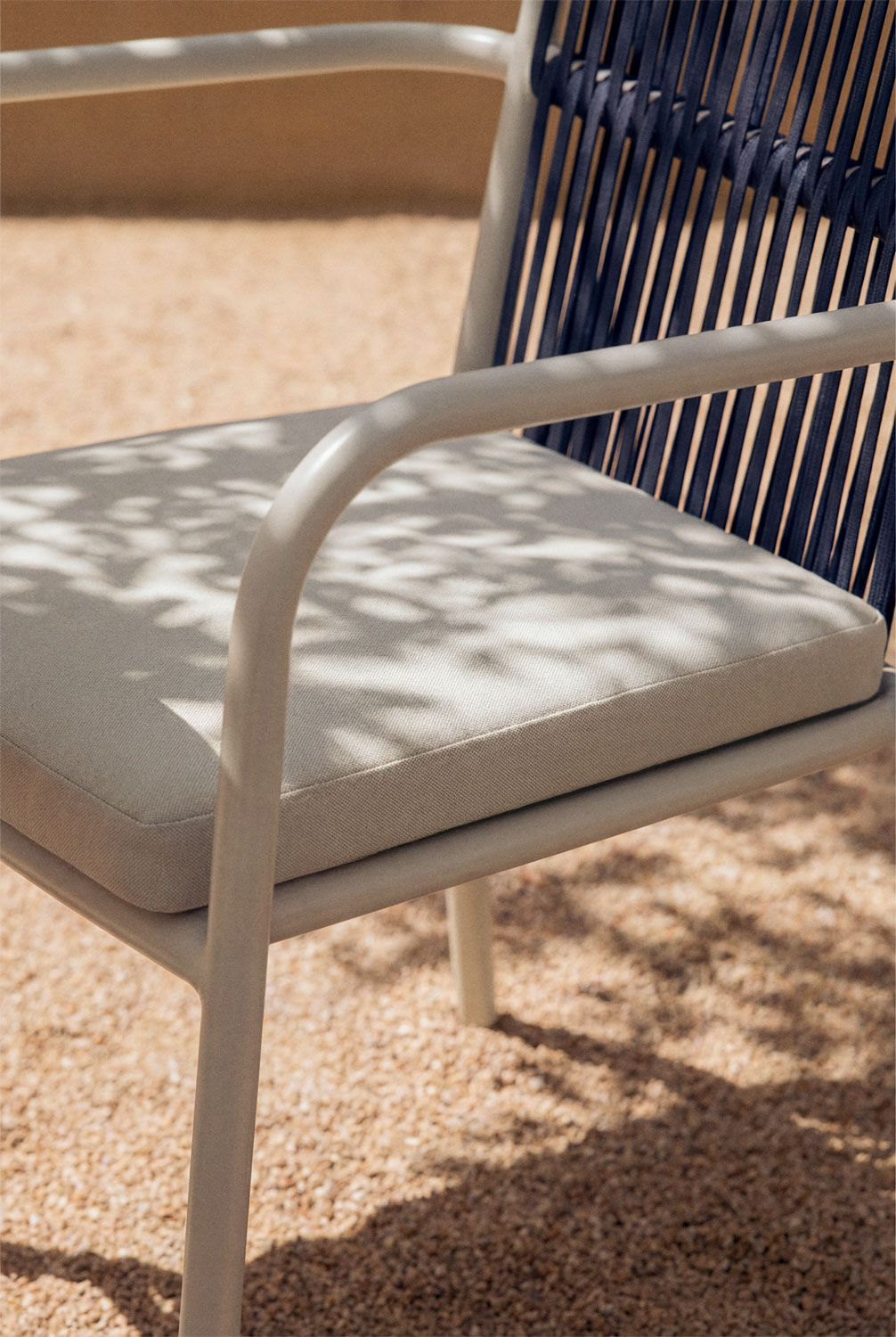 Silla de jardín SKLUM apilable con reposabrazos en aluminio como nueva. — imagen 2