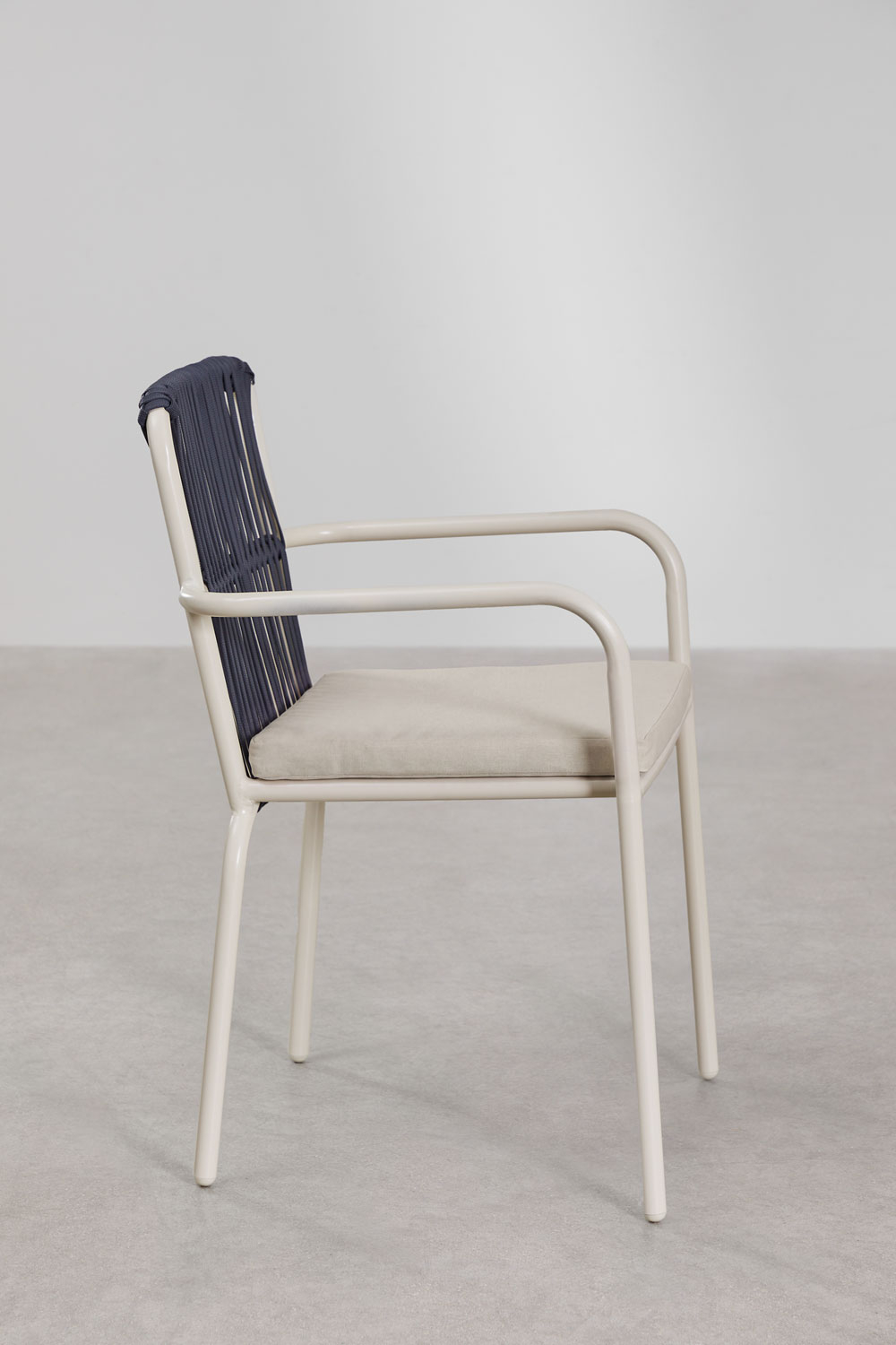 Silla de jardín SKLUM apilable con reposabrazos en aluminio como nueva. — imagen 3