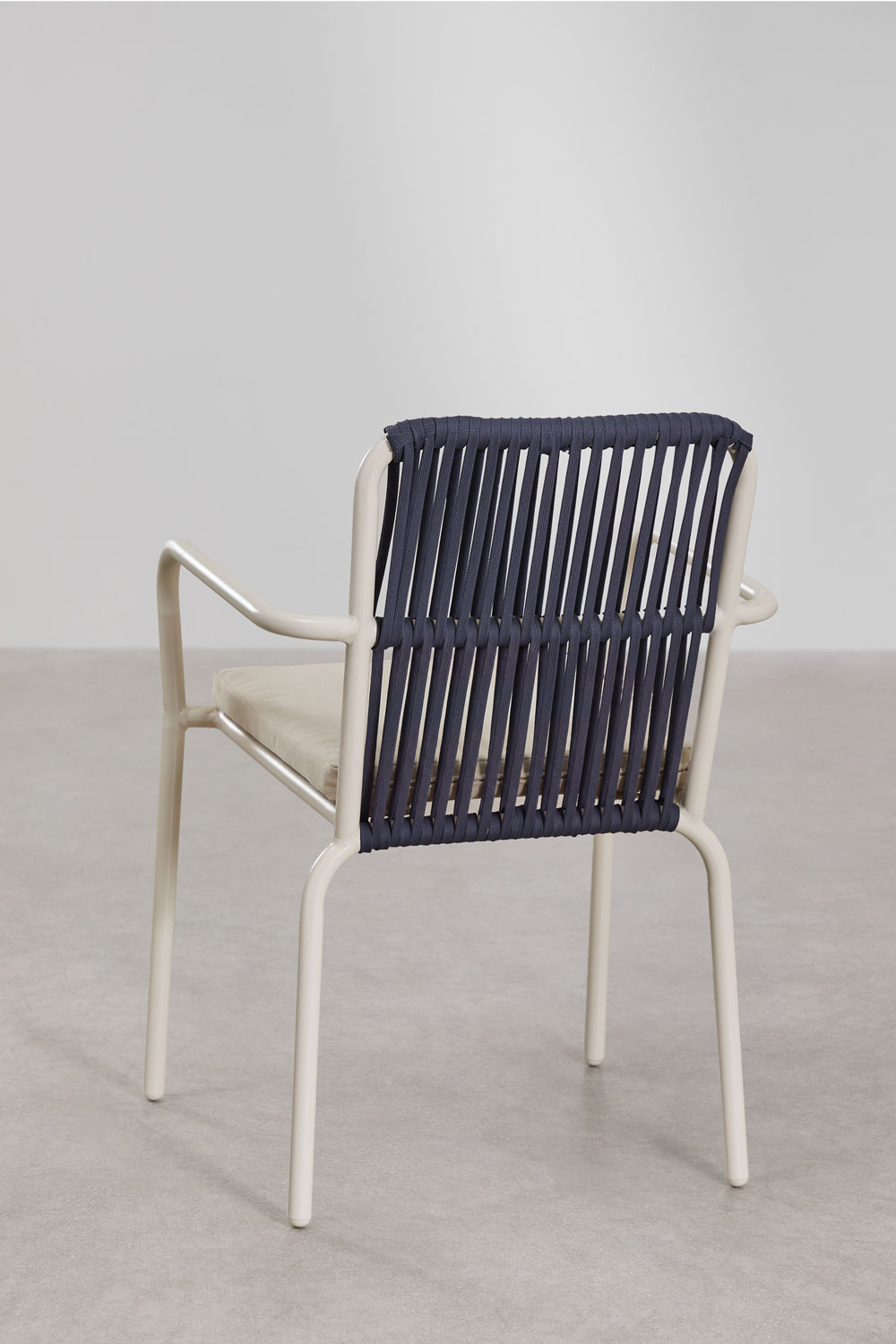 Silla de jardín SKLUM apilable con reposabrazos en aluminio como nueva. — imagen 4