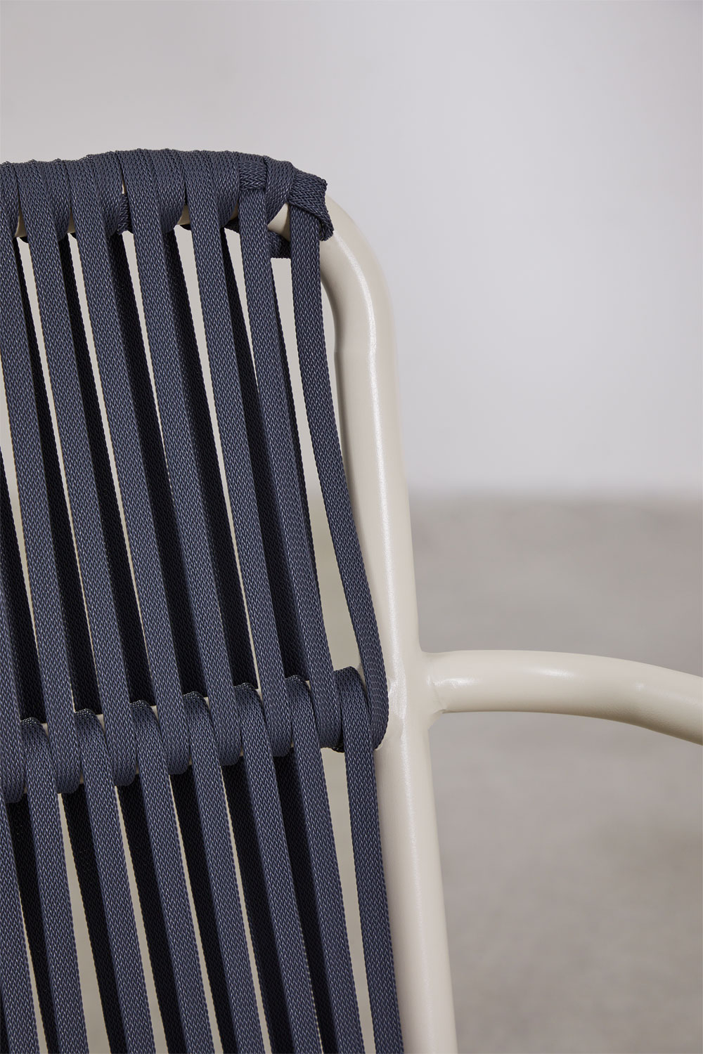 Silla de jardín SKLUM apilable con reposabrazos en aluminio como nueva. — imagen 5