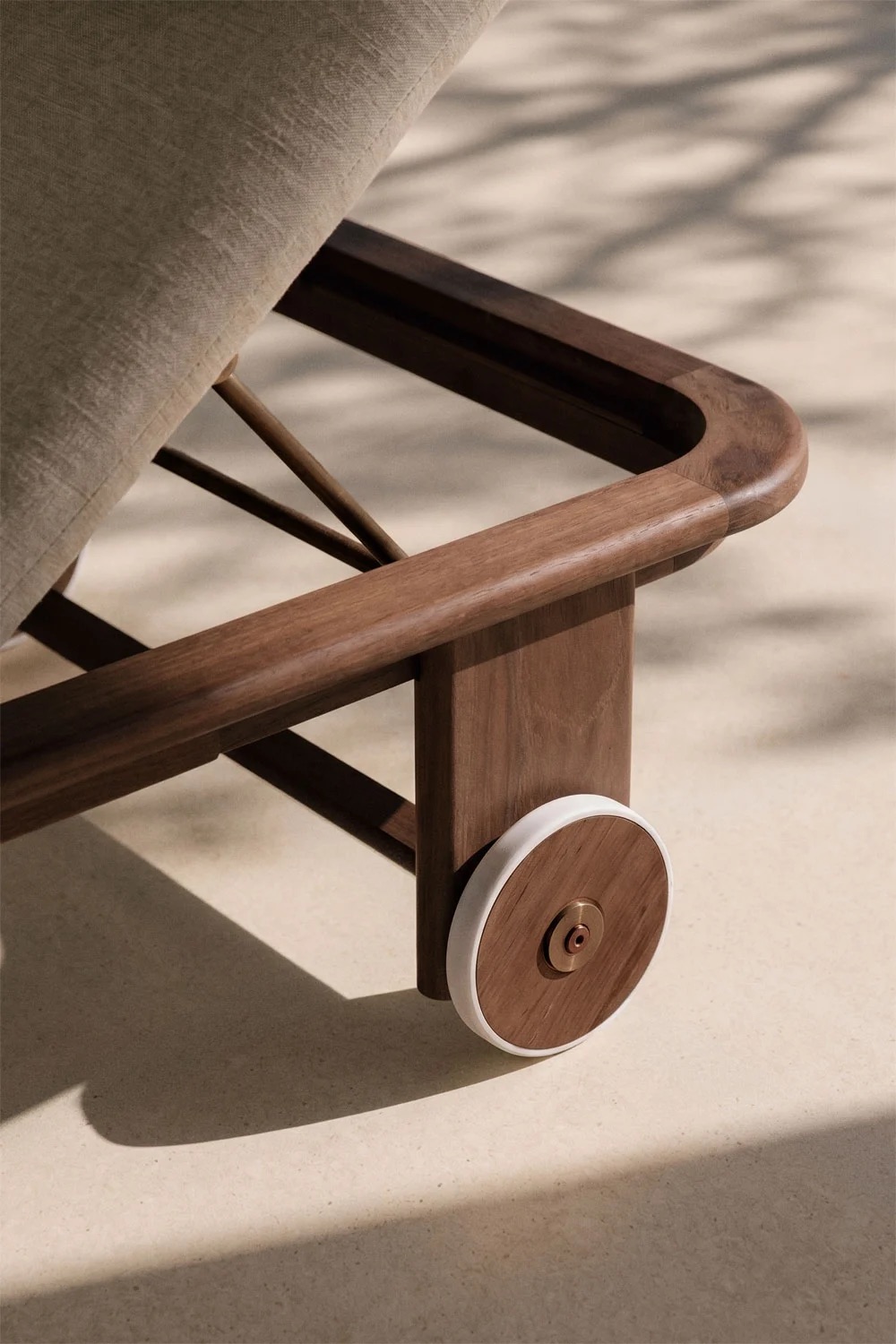Tumbona reclinable SKLUM en madera de acacia como nueva. — imagen 2