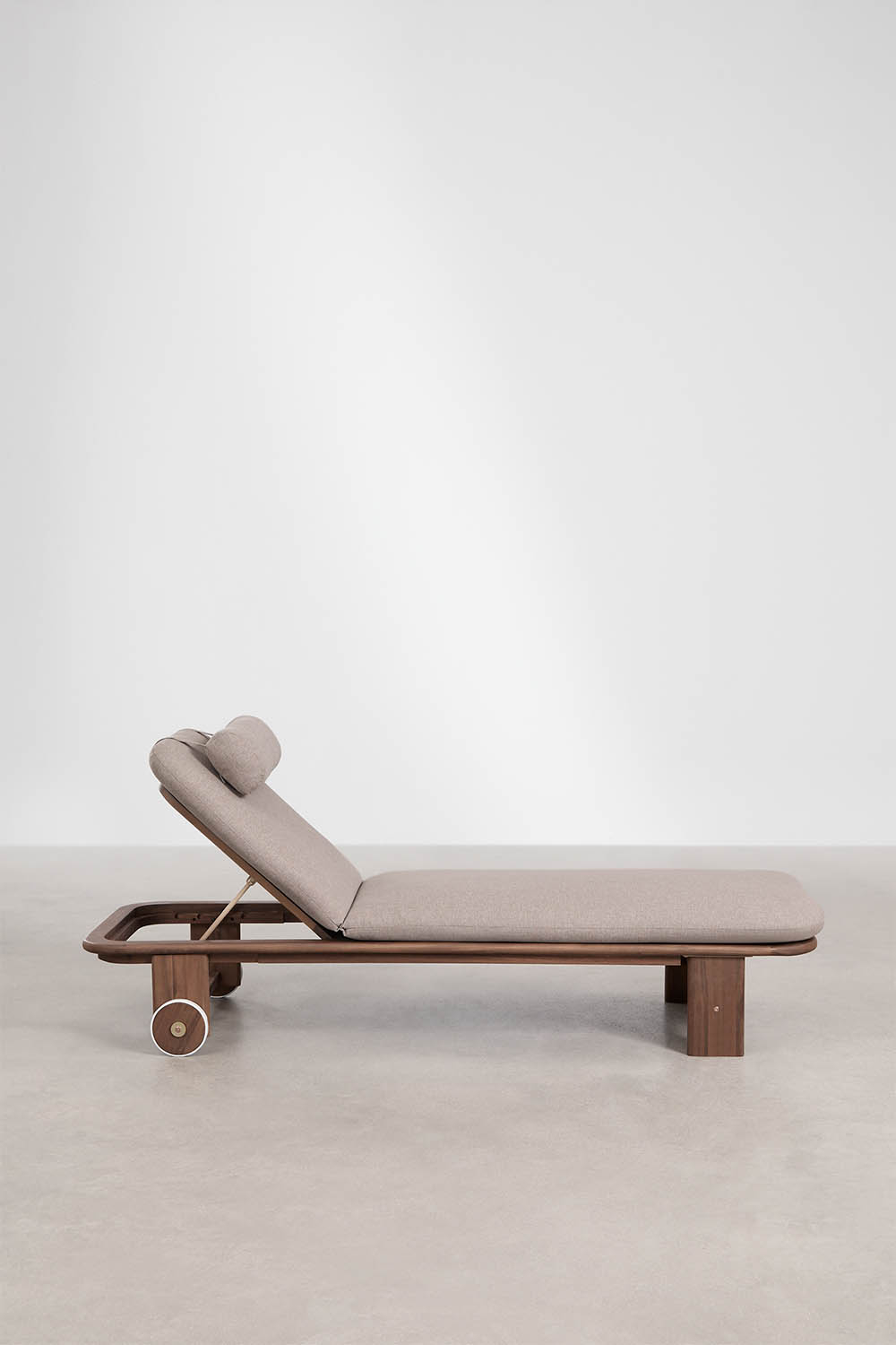 Tumbona reclinable SKLUM en madera de acacia como nueva. — imagen 4