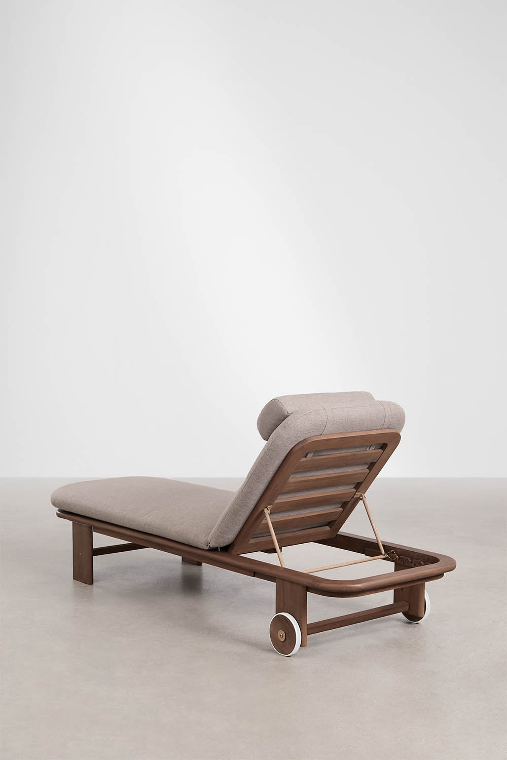 Tumbona reclinable SKLUM en madera de acacia como nueva. — imagen 5