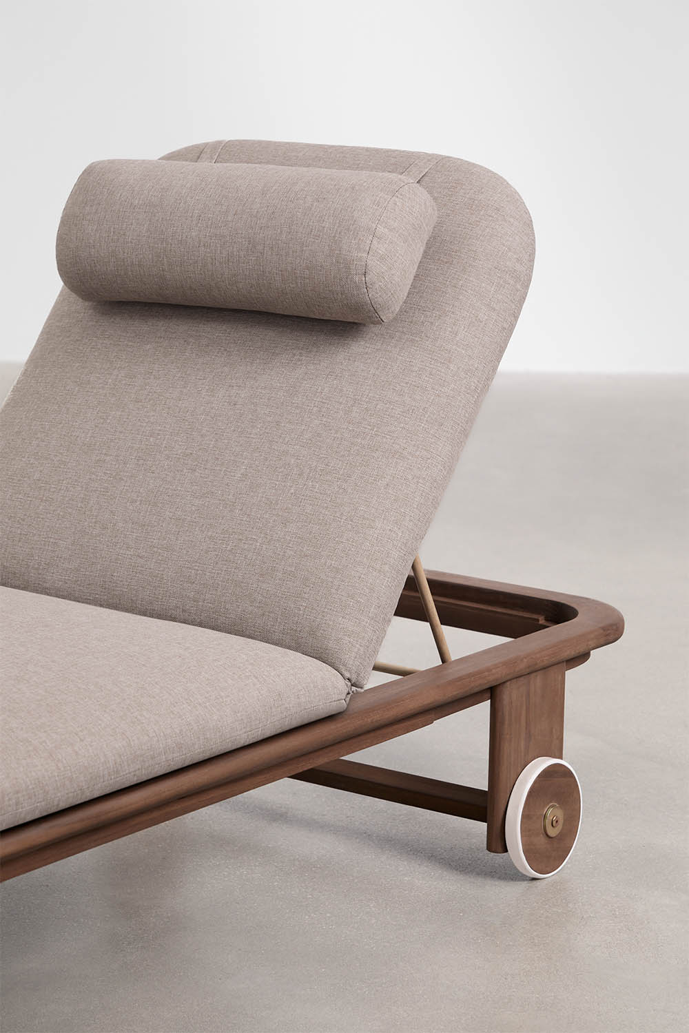 Tumbona reclinable SKLUM en madera de acacia como nueva. — imagen 6
