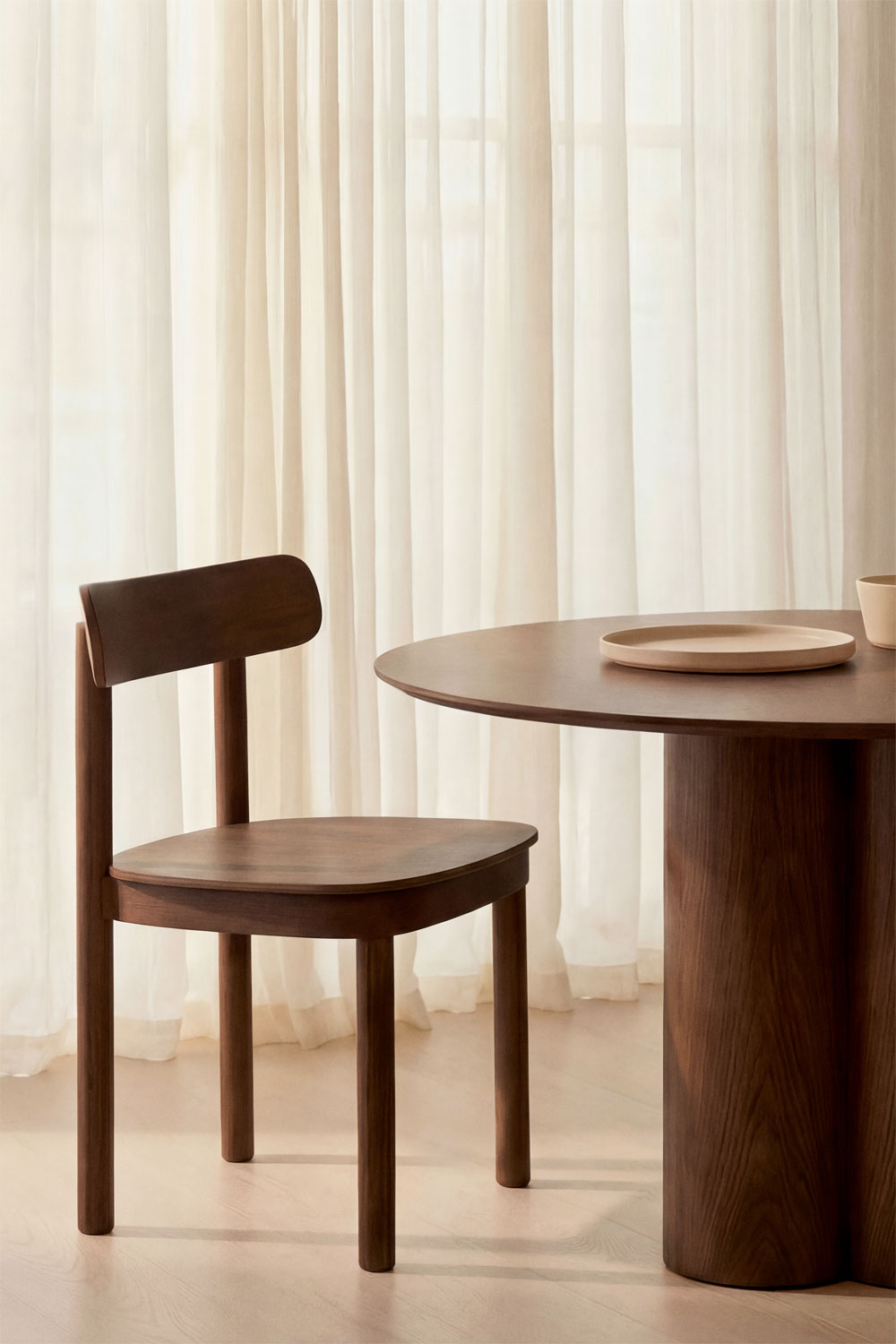Silla de comedor SKLUM en madera Taleri como nueva.