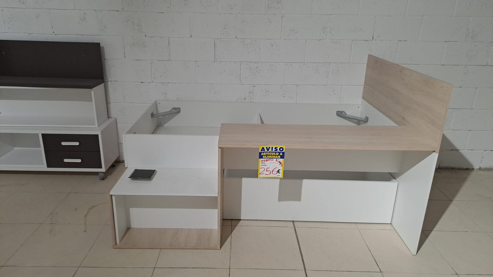 Cama compacta juvenil con escalera y escritorio.