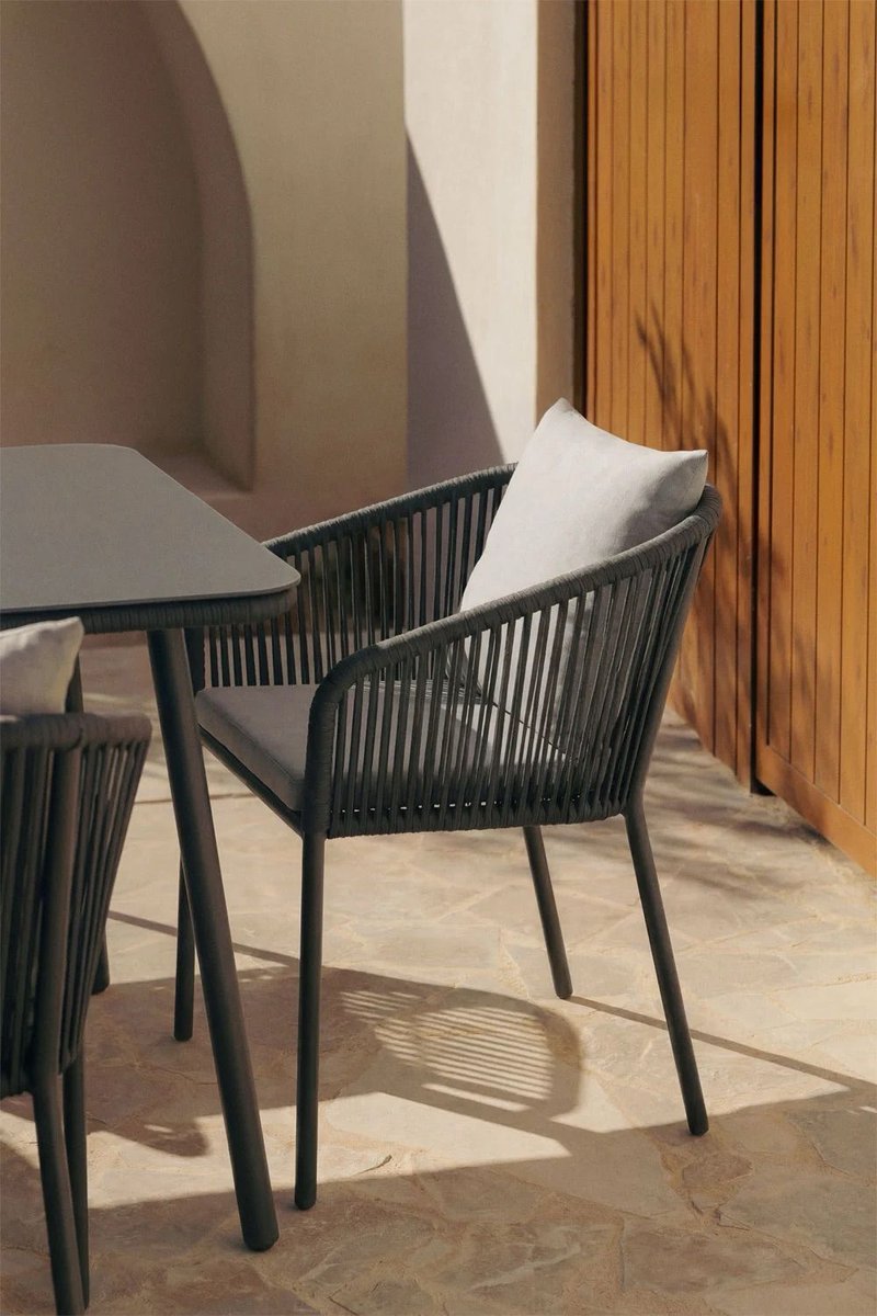 Silla de jardín SKLUM de metal con tapizado en gris oscuro