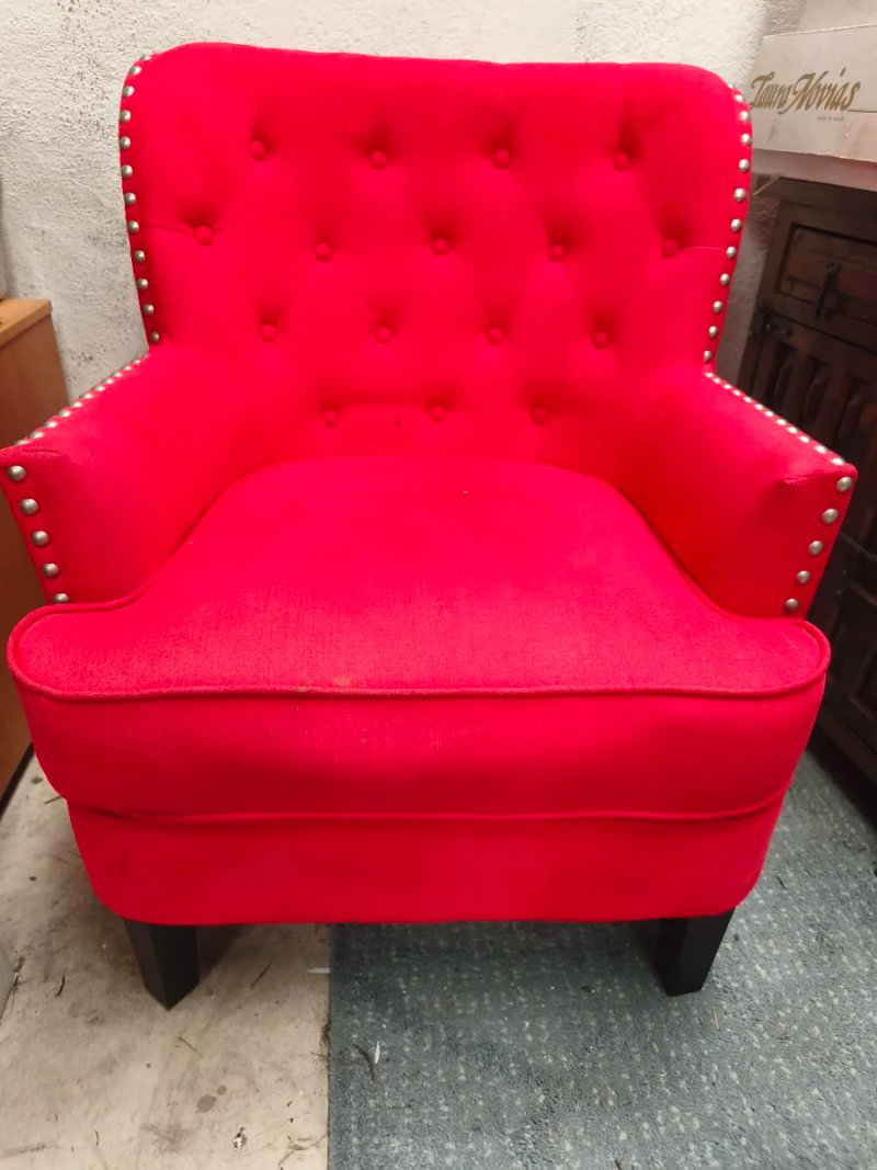 Sillón orejero clásico con tapizado capitoné en rojo — imagen 2