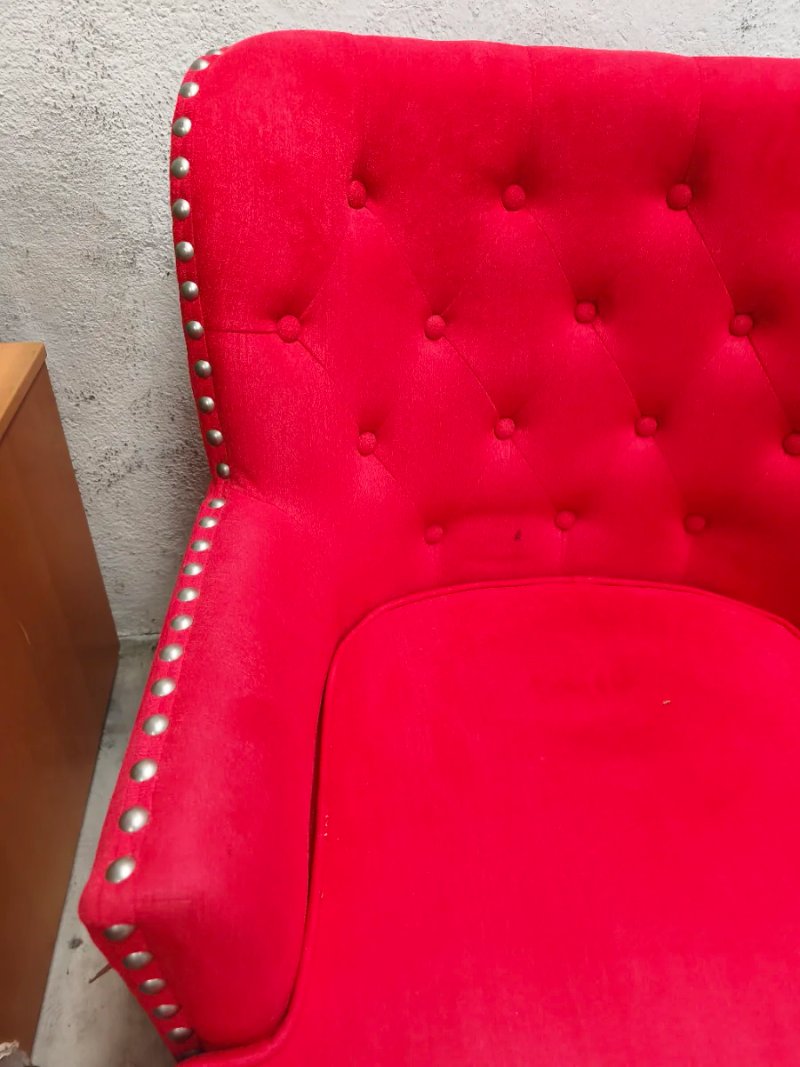 Sillón orejero clásico con tapizado capitoné en rojo — imagen 3