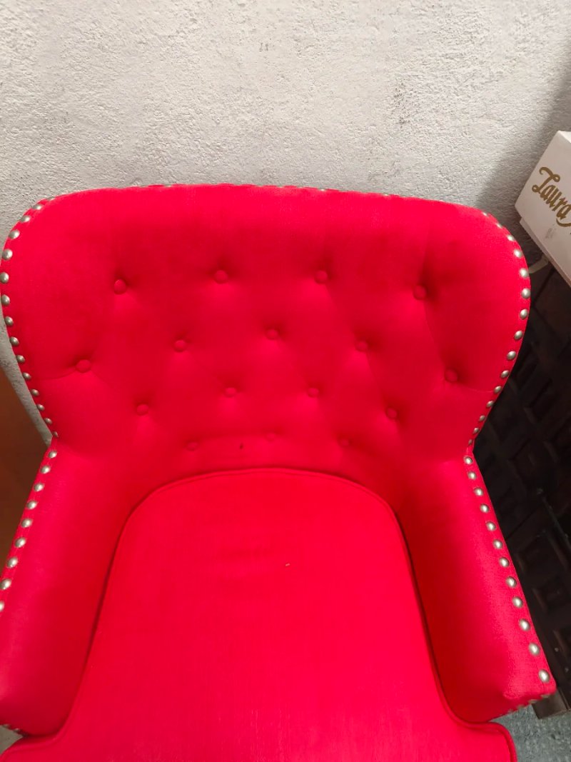 Sillón orejero clásico con tapizado capitoné en rojo — imagen 4