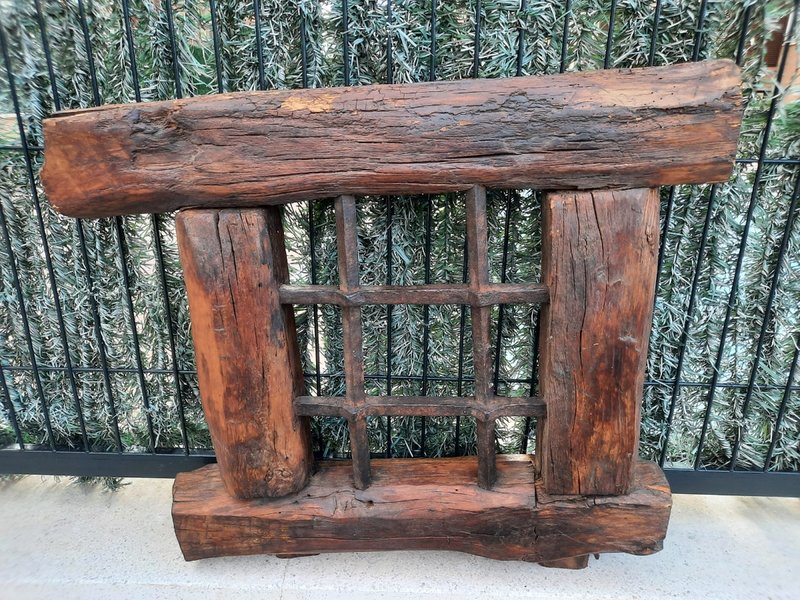 Ventana antigua de madera con herraje de forja