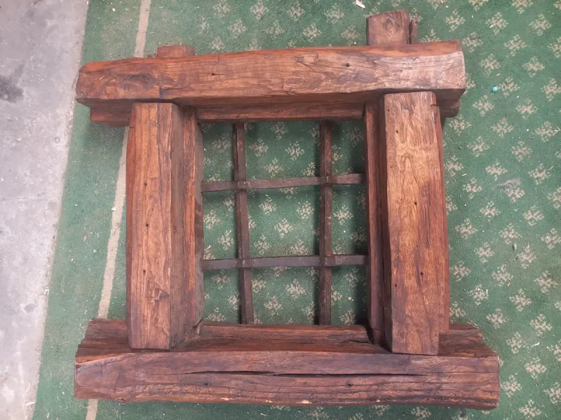 Ventana antigua de madera con herraje de forja — imagen 2