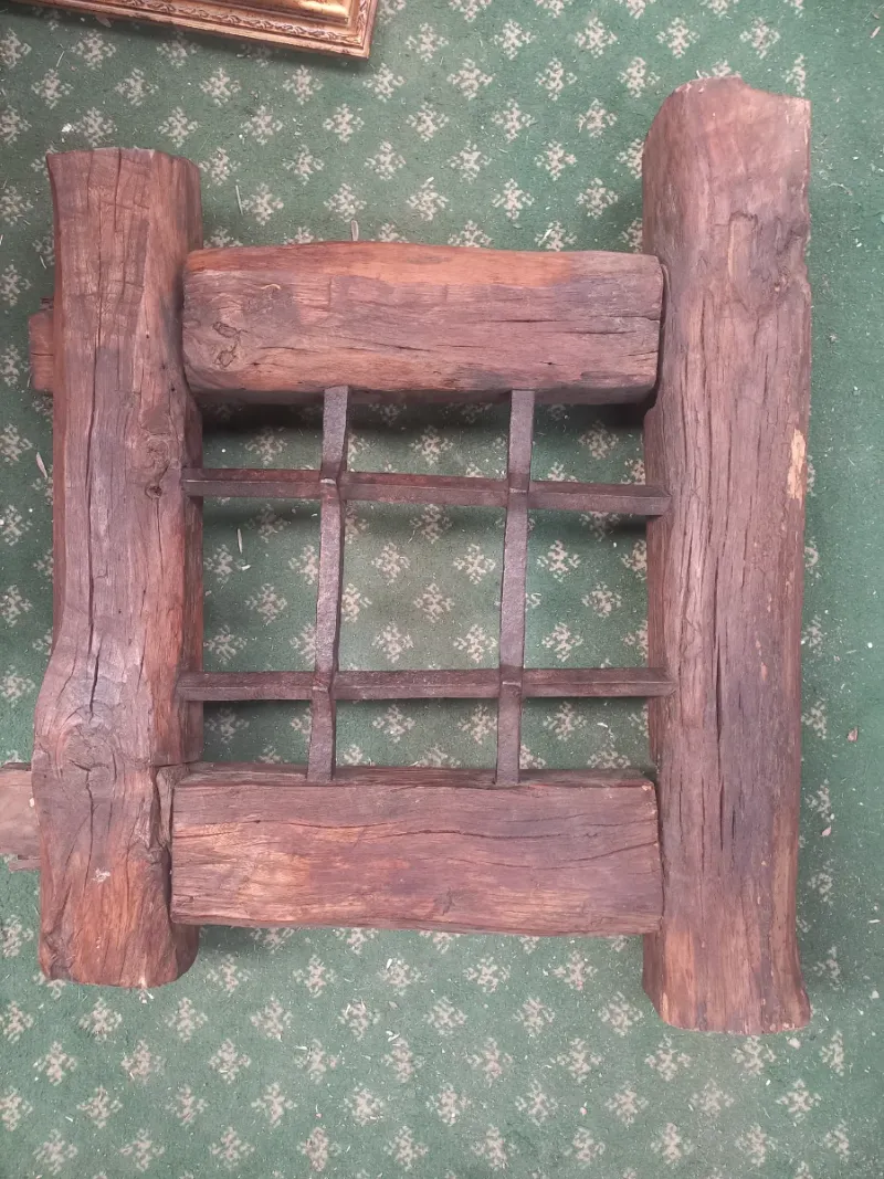 Ventana antigua de madera con herraje de forja — imagen 3