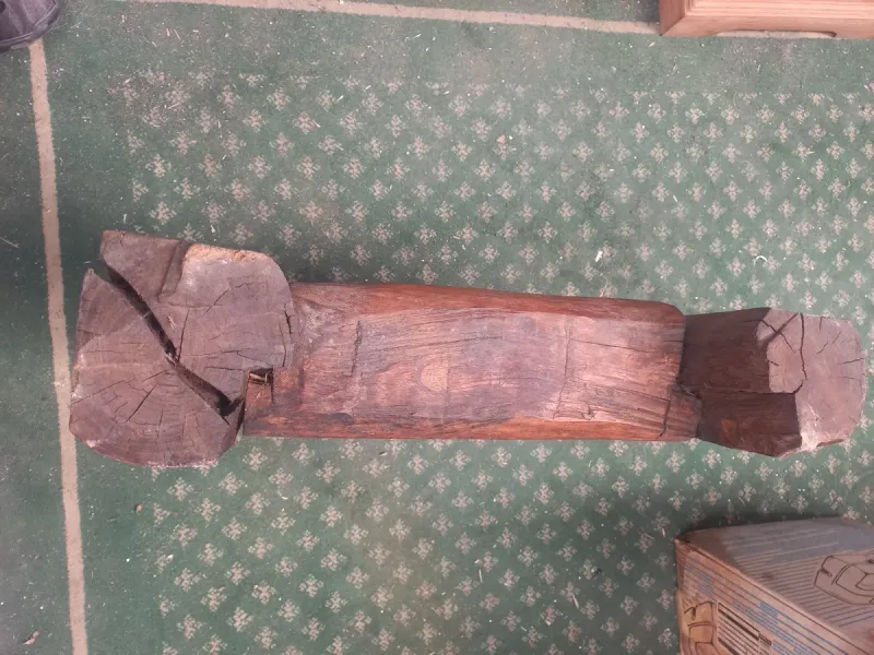 Ventana antigua de madera con herraje de forja — imagen 4