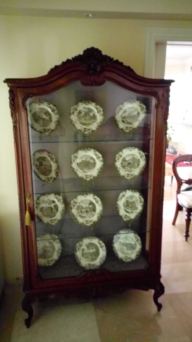 Vitrina antigua de madera oscura tallada con estantes de cristal
