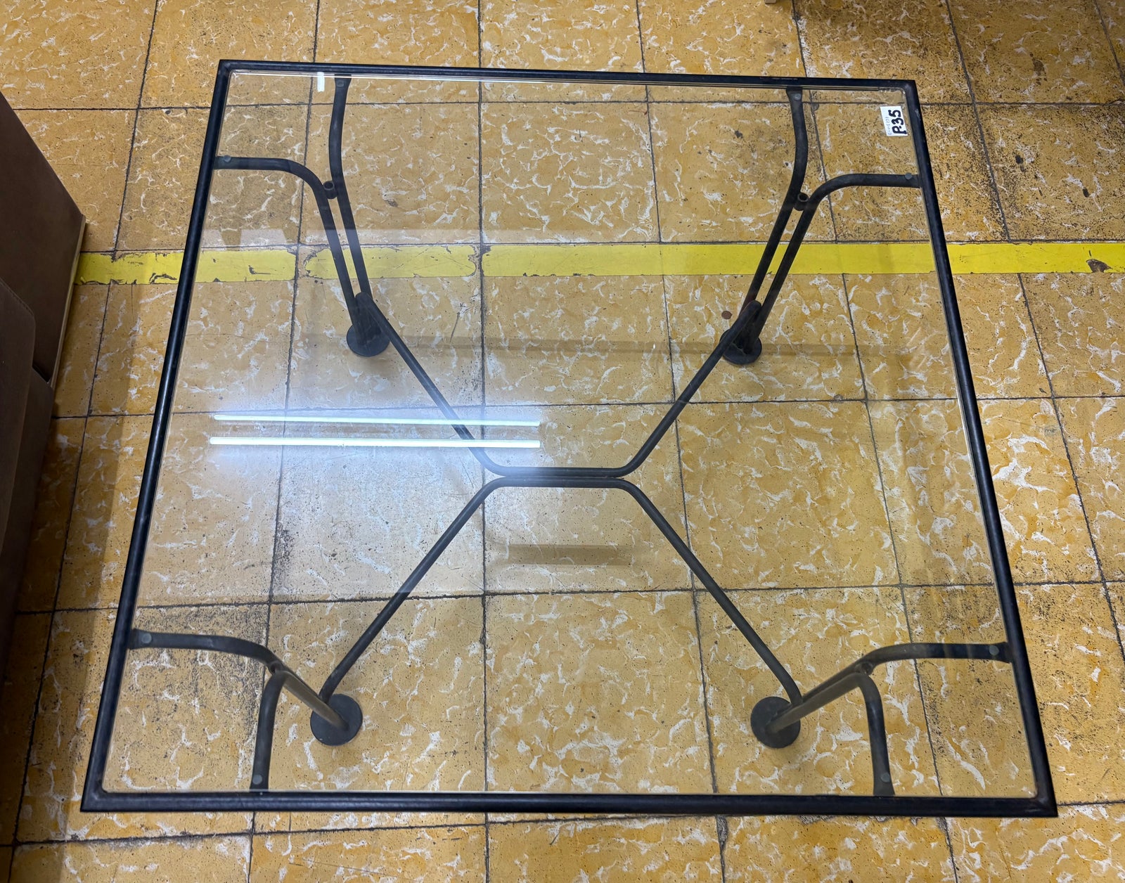 Mesita centro cristal y metal negra — imagen 3