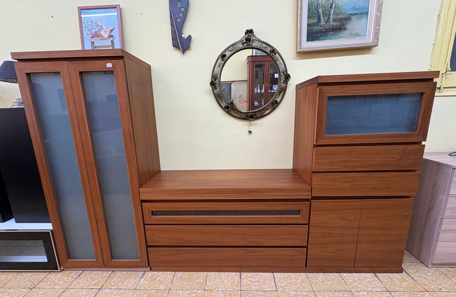 Aparador de madera con puertas de cristal