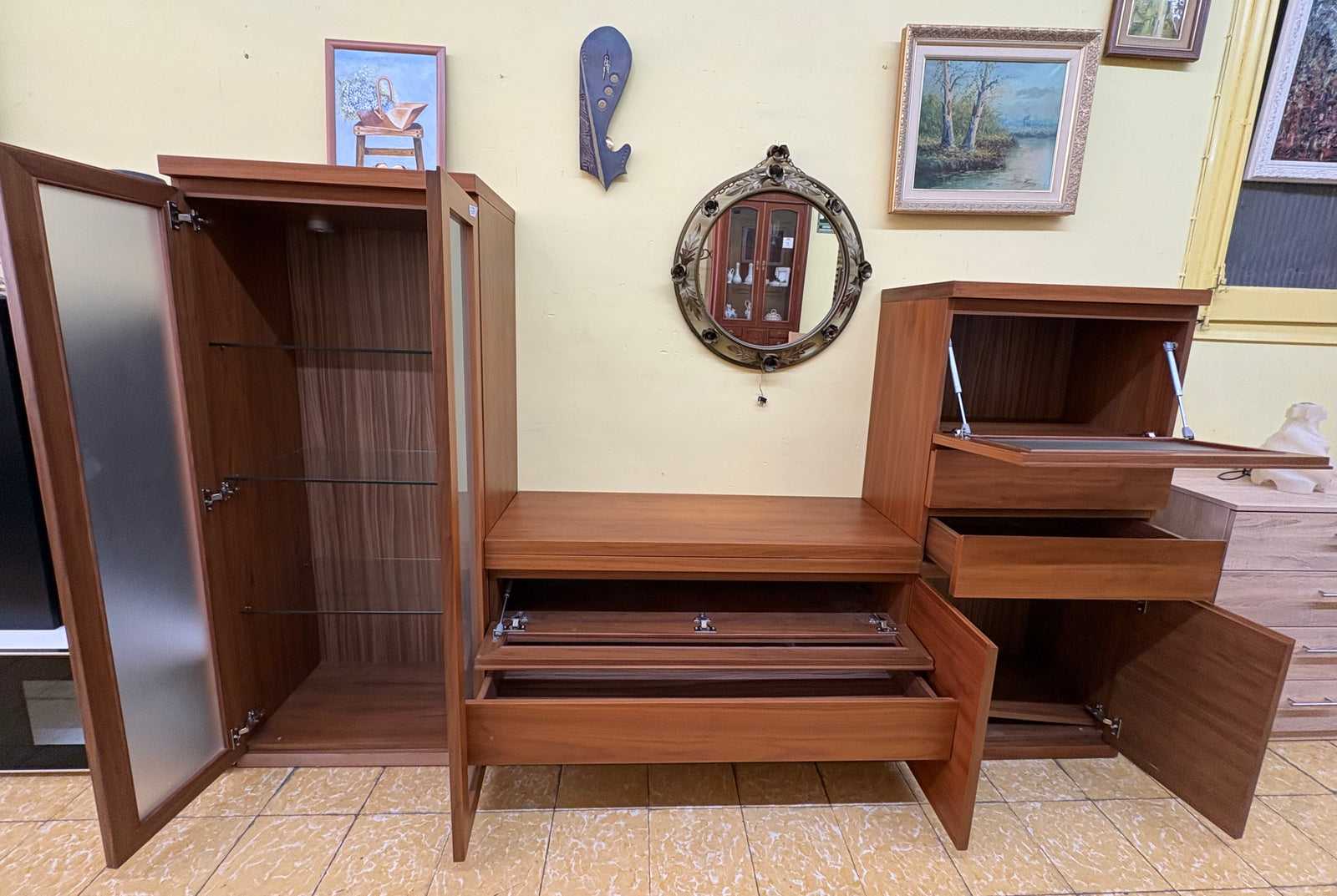 Aparador de madera con puertas de cristal — imagen 2