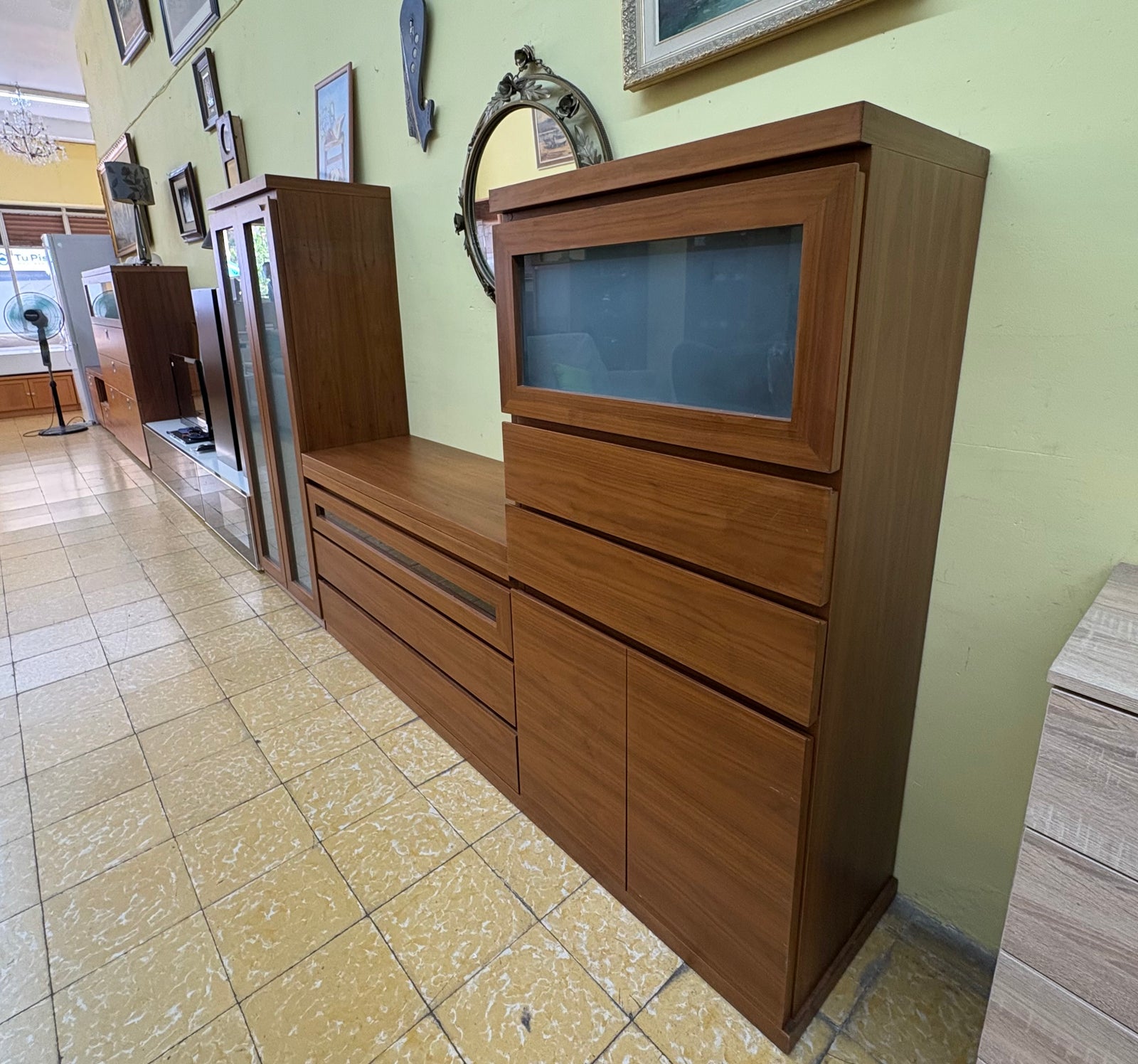 Aparador de madera con puertas de cristal — imagen 3