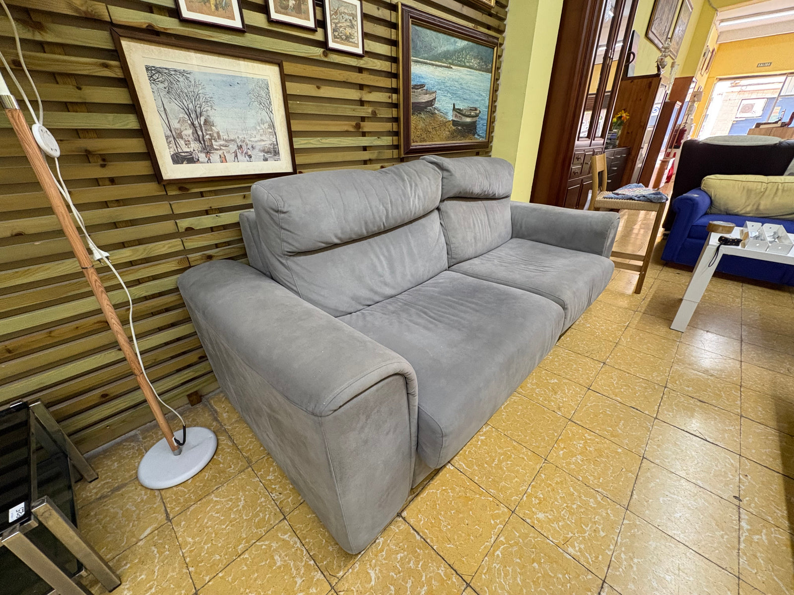Sofá cama gris — imagen 2