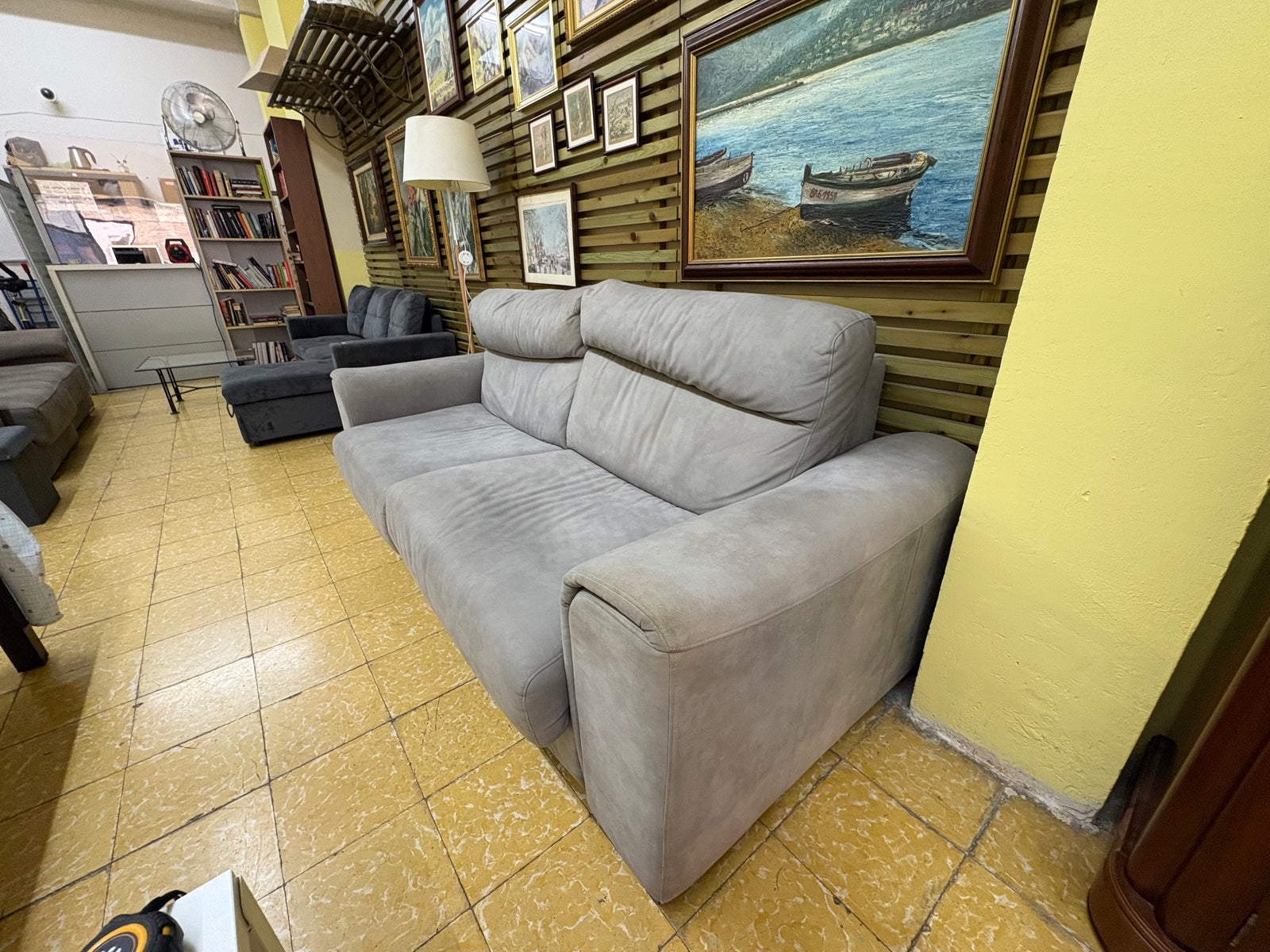 Sofá cama gris — imagen 3