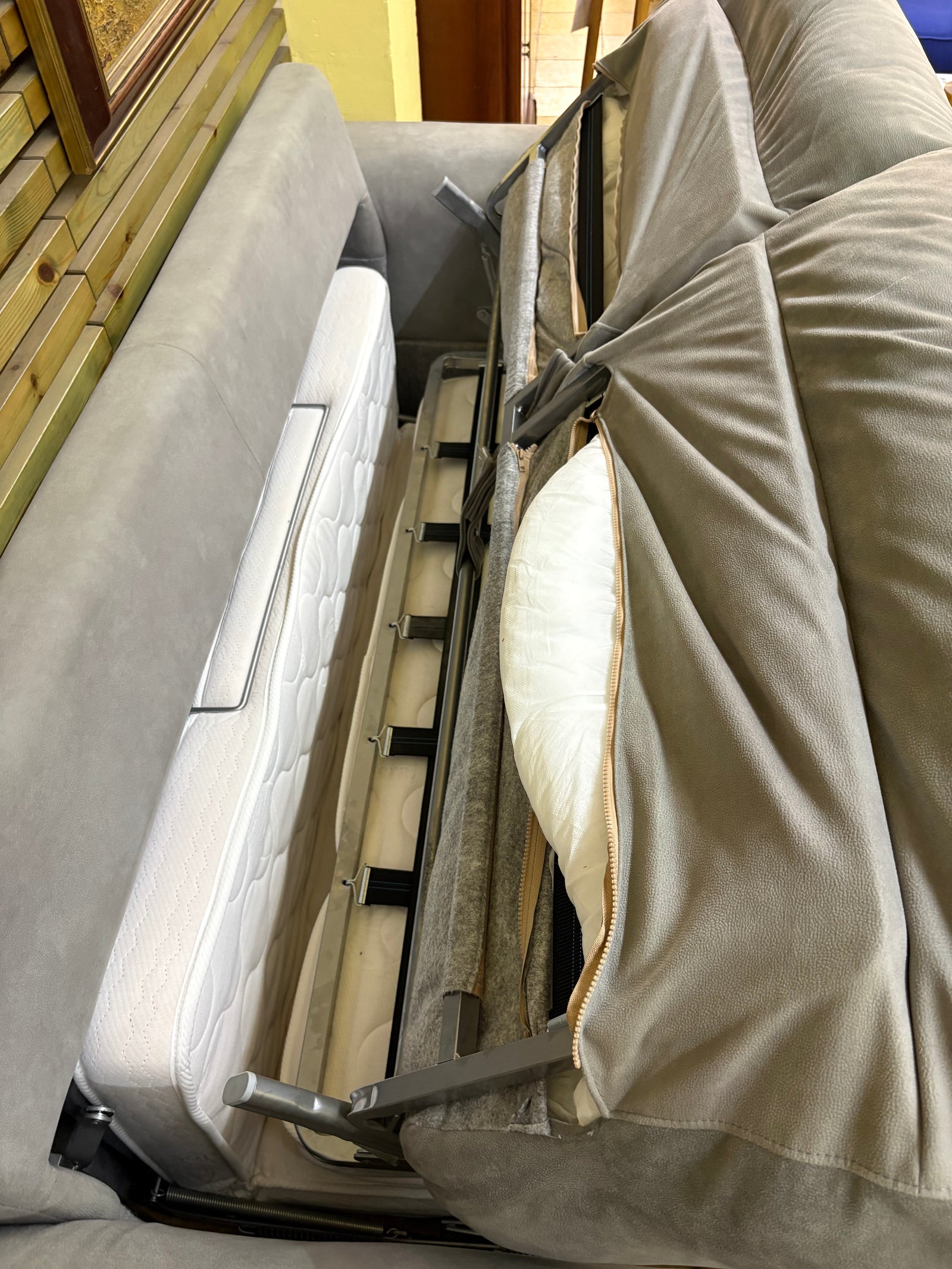 Sofá cama gris — imagen 7