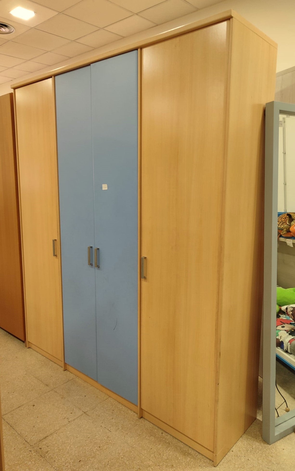 Armario cuatro puertas — imagen 2