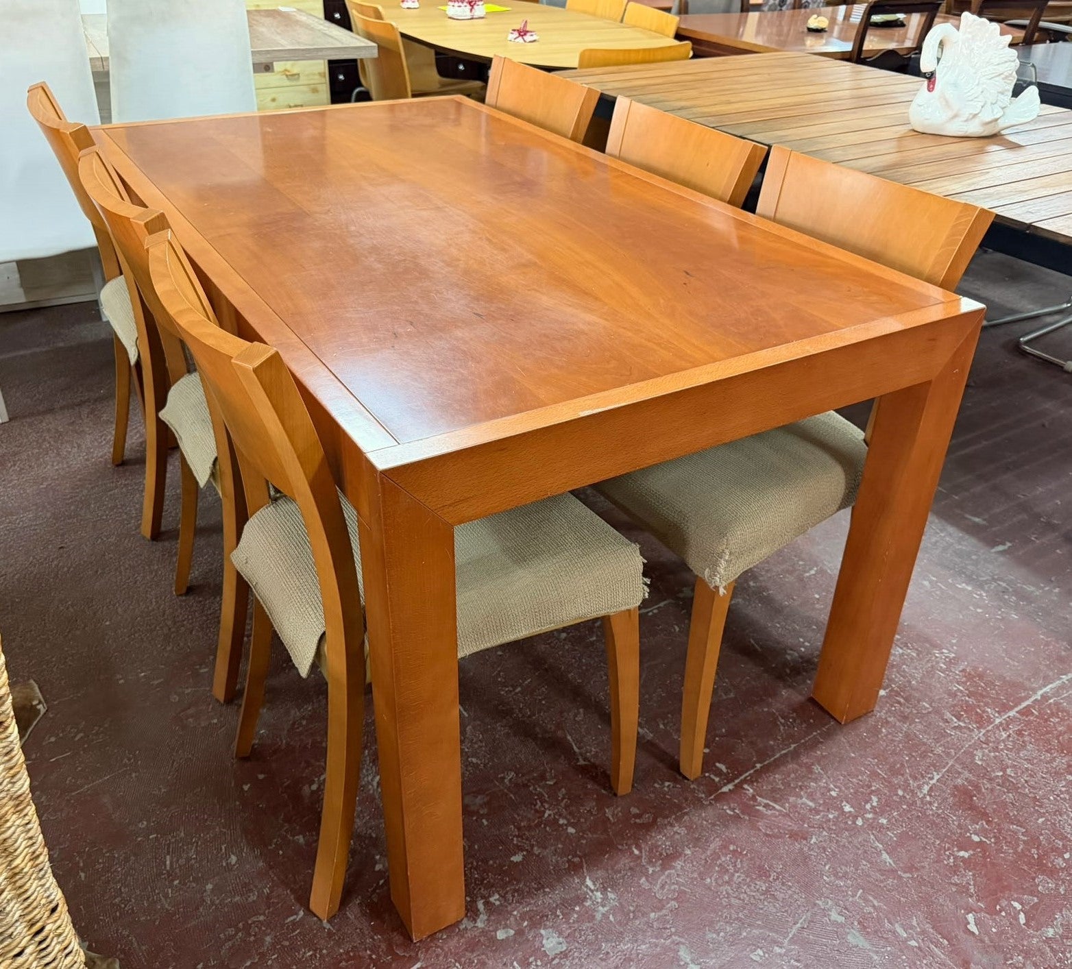 Mesa de comedor y sillas