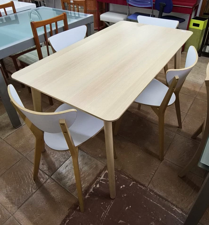 Mesa con sillas