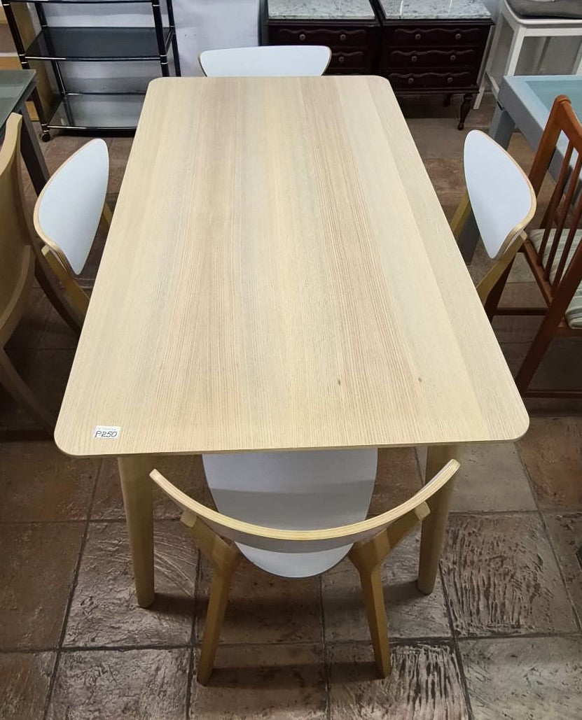 Mesa con sillas — imagen 2
