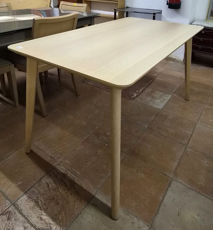 Mesa con sillas — imagen 3
